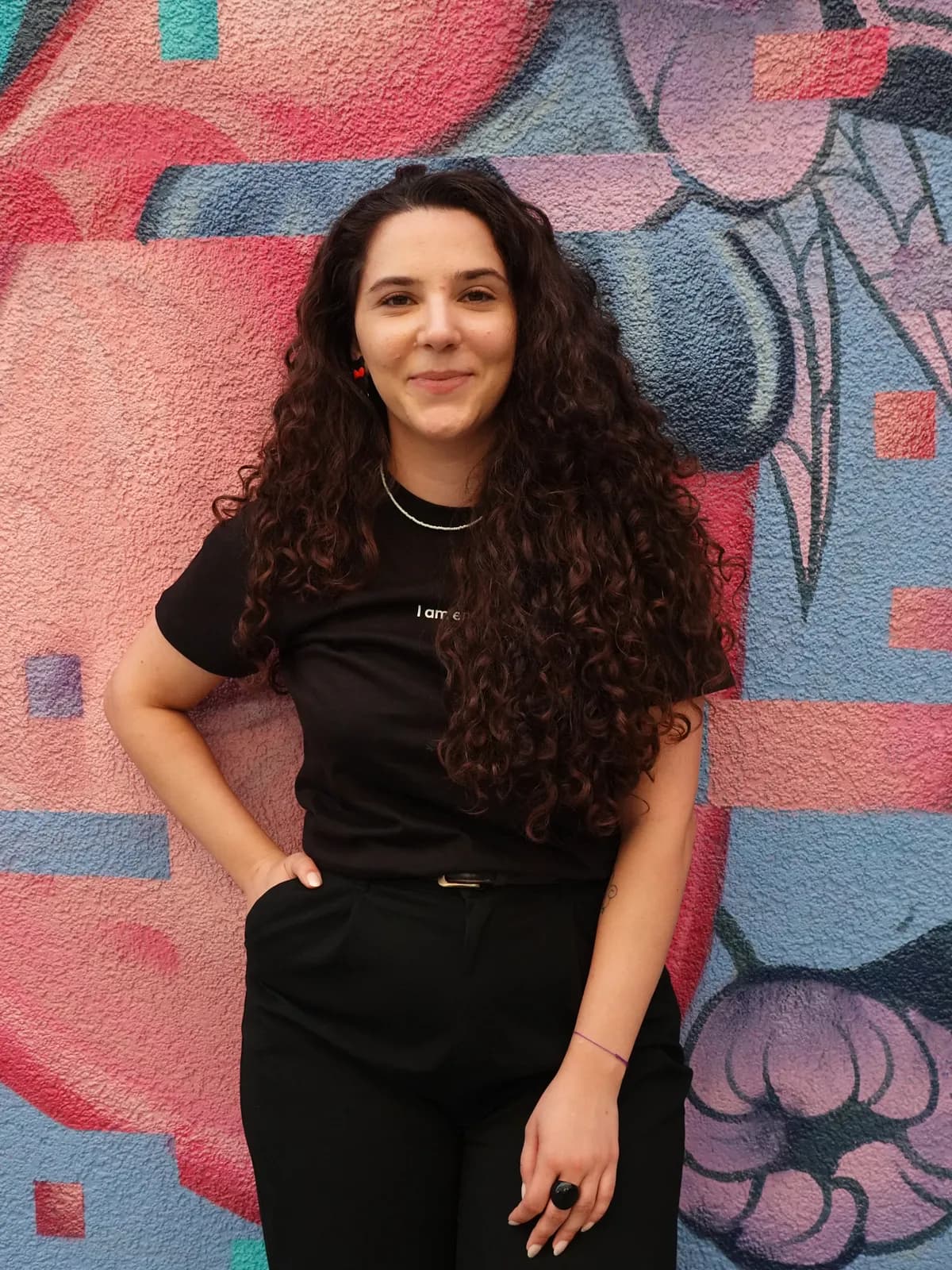 Paula Pricope în fața unui mural colorat